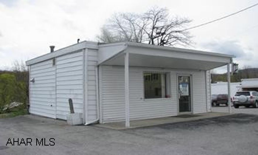 Building currently used as a 3 chair barber shop. White vinyl sided bldg on 0.16 acre, 440 sq.ft. Being sold as business with all equipment. Large parking area. Easy access. Very visable location on busy street.
