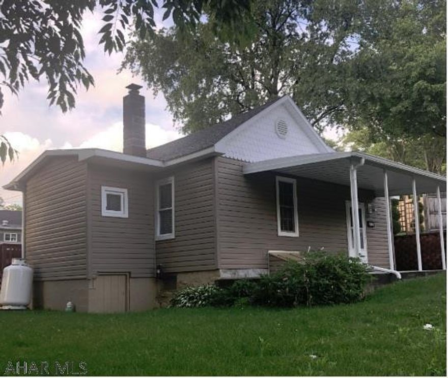 1 story 1 BR home with new siding, roof and fenced yard.  Move in condition. A must see!