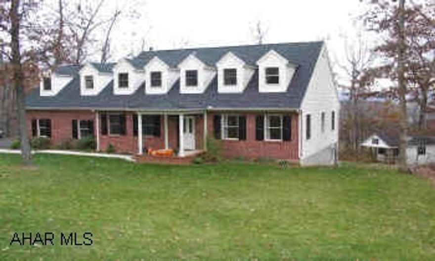 Custom Brick and Vinyl home located in Ridgewood Heights. Home has hardwood floors, ceramic tile, oak trim, large kitchen w/breakfast nook.