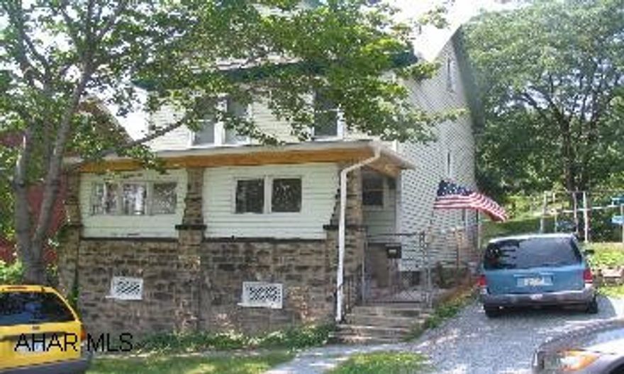 Nice starter/investment property!!  3/4 Bedrooms, Livingroom, Dining Room, Kitchen.  Nice 81x120 fenced lot!!  Off street parking. Nice starter/investment property!!  3/4 Bedrooms, Livingroom, Dining Room, Kitchen.  Nice 81x120 fenced lot!!  Off street parking.