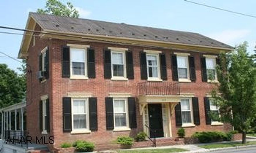 Charming 2-story Brick Colonial house located in desirable residential neighboorhood in Bedford. Charming 2-story Brick Colonial house located in desirable residential neighborhood in Bedford. 4BR/3BA; modern kitchen. Covered porch, patio, large private back yard. Many decorator touches. High ceilings, ceiling gans, chandeliers, oak flooring, foyer, center hall. Large rooms, ideal master suite on first floor. Full finished walk-out basement, workshop. Integral  1 car garage.Seller agrees to offer $3,000 to buyer for closing cost after agreeing to sale price.Seller offers $1,000 bonus commission to agent representing buyer to be paid at closing.