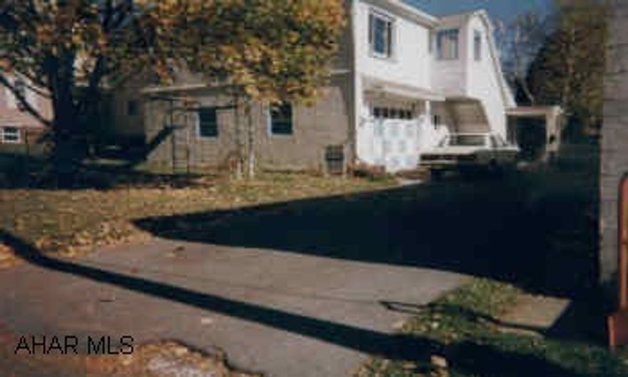 CUTE 3 BEDROOM HOME IN MOVE IN CONDITION. A STEAL AT $34,900. GREAT INVESTMENT PROEPRTY TOO! 3RD BEDROOM IS IN BASEMENT.