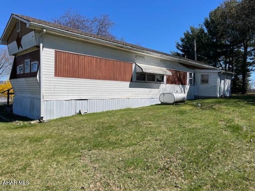 LOOKING FOR A 1971 SINGLEWIDE MOBILE HOME OR A LOT  0.8250 OF A ACRE  WITH WELL , SEPTIC, 2 OVERSIZED BLOCK GARAGE AND STORAGE BUILDING . BEAUTIFUL VIEW IN VERY NICE NEIGHBORHOOD. GREAT INVESTMENT PROPERTY AS WELL.