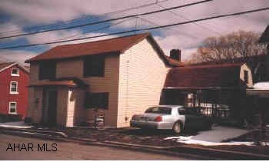 2 story vinyl siding, nice fenced in yard Very clean, spacious walk in closets, ceiling fans throughout