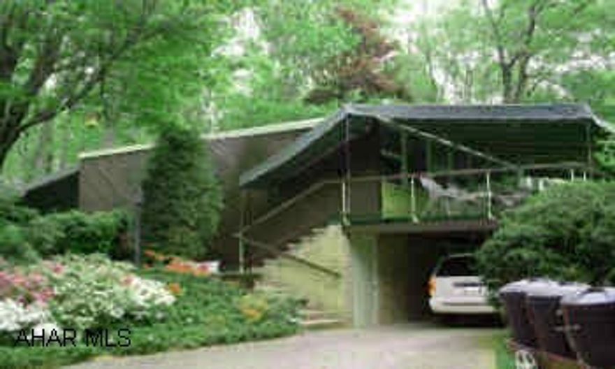 CONTEMPORARY ON PRIVATE SETTING. LOCATED ON 1.73 ACRES. AWNINGS STAY. NEWLY PAINTED. LOTS OF BUILT INS. ALL APPLIANCES STAY. EMERGENCY POWER FOR FURNACE & 4 ROOMS.  OWNER WILL CONSIDER REASONABLE OFFERS. HOME WARRANTY INCLUDED.