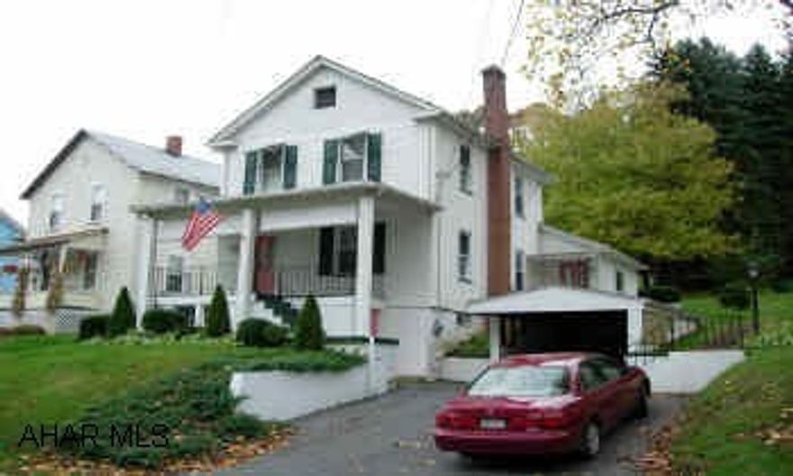 Convenient 3BR home on large lot. 1225 sq. ft.