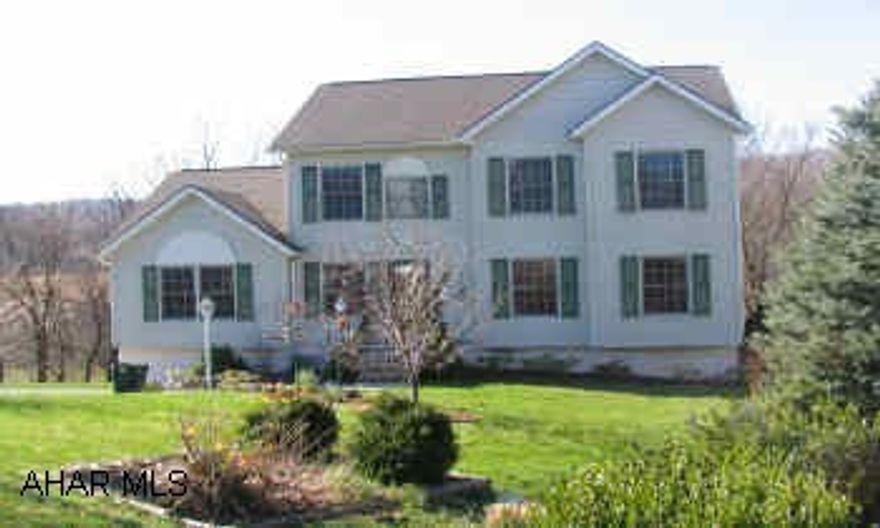 Vinyl 2 story, 3 bedrooms, 2.5 baths, great room with vaulted Ceiling & fireplace, lg. oak kitchen, family room with fireplace, 1st floor laundry room, security system, walkout basement, Holbg. schools. NO SHOWINGS UNTIL 4/20/05 DO NOT LET CAT IN HOUSE! Vinyl 2 story, 3 bedrooms, 2.5 baths, great room with vaulted Ceiling & fireplace, lg. oak kitchen, family room with fireplace, 1st floor laundry room, security system, walkout basement, Holbg. schools. NO SHOWINGS UNTIL 4/20/05 DO NOT LET CAT IN HOUSE!