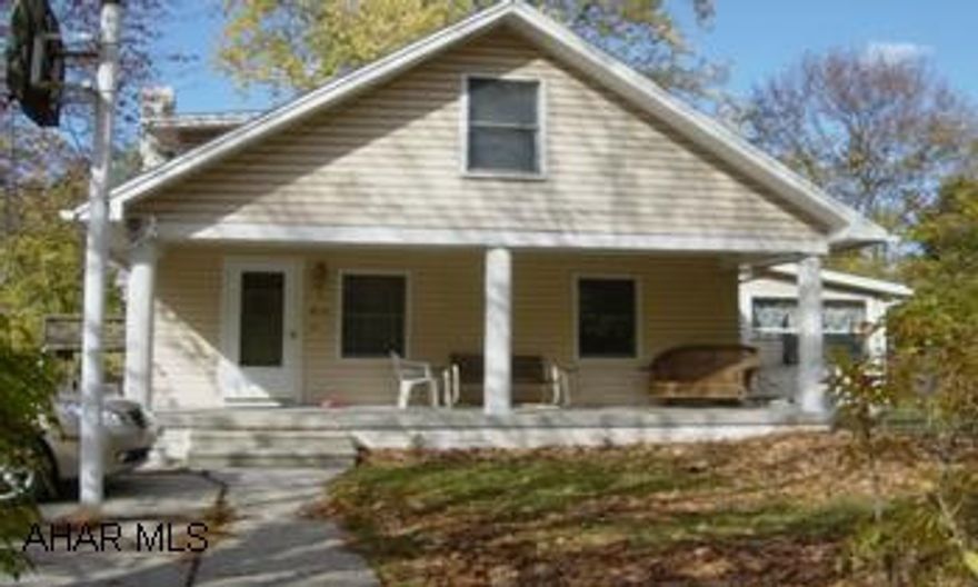 Nice oak kitchen, main level laundry, 3 season room with skylights, fenced yard, 20x20 garage with 2nd floor.  Subject to bank approval on short sale. Nice oak kitchen, main level laundry, 3 season room with skylights, fenced yard, 20x20 garage with 2nd floor.  Subject to bank approval on short sale.