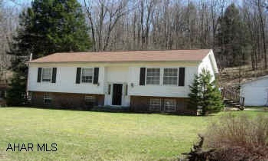 BI-LEVEL. NICELY KEPT BI-LEVEL ON 6.2 ACRES.