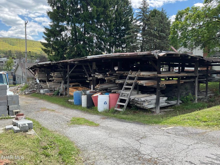 1009 and 1013 Hudson Ave will be sold together 
1013 is 52x113 lot with lean shed