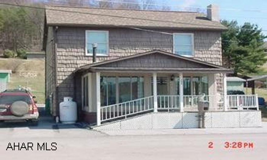 BEAUTIFULLY REMODELED HOME, 4 BR., 1 1/2 BA. ALL APPLIANCES INCLUDED. WELL MAINTAINED,  MOVE IN CONDITION,. FENCED BACK YARD