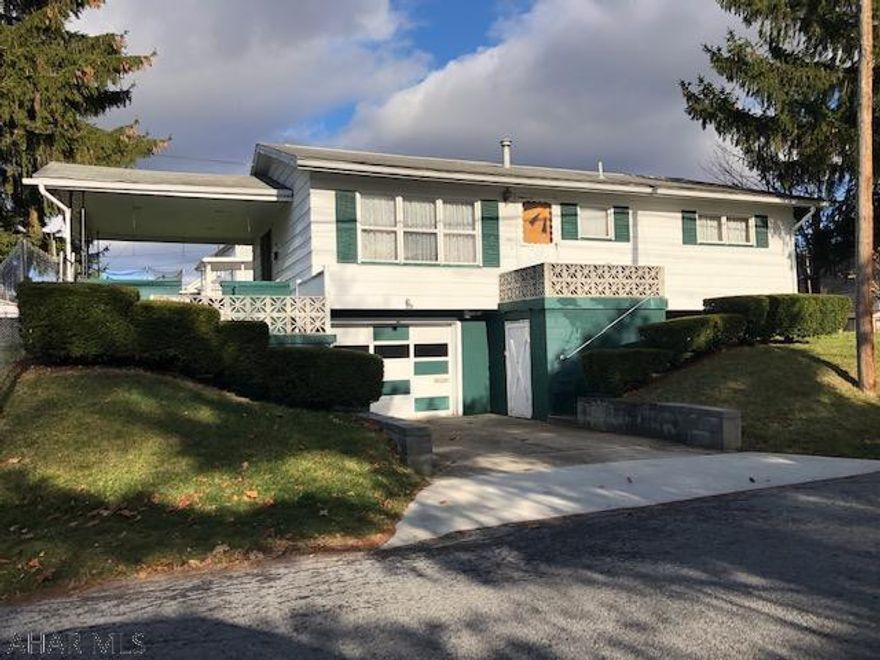 1 Story Raised Ranch with 1 full bath and a 3/4 Bath in Master Bedroom  large covered porch, large fenced in yard, solid home, corner lot, integral garage