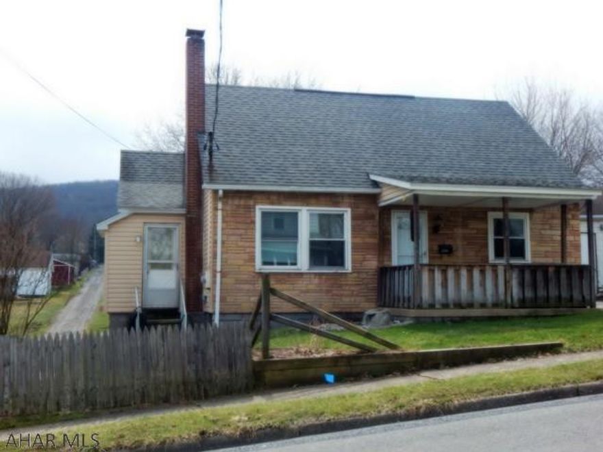 It's all here! Inviting open concept, large kitchen, LR with fireplace,3 plus bedrooms, spacious yard & lifetime warranty on windows and siding!