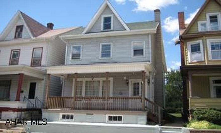 Nicely updated, freshly painted and new carpet. Nice neighborhood.