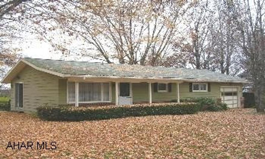 CUTE RANCHER ON NICE CORNER LOT. CUTE RANCHER ON NICE CORNER LOT.