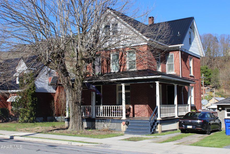 3 BD, 1.5 BA brick home in Everett.      Beautiful woodwork throughout home.  Granite countertops and Hoosier cabinet/island in the kitchen.  Screened back porch that overlooks the yard.  Come see this charming home.