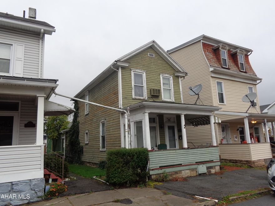 Cold weather....HOT BUY!   Investors take a look.   Spacious  eat in kitchen with plenty of counter space.
2 car garage with loft area.   Central air.