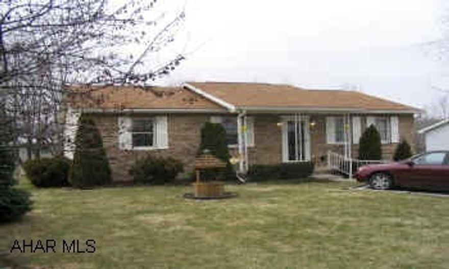 3 BEDROOM RANCHER IN EXCELLENT CONDITION. POSSESSION APRIL 2004. BEAUTIFUL RANCHER IN EXCELLENT CONDITION. OAK KITCHEN, 3 BEDROOM, 2 BATH. FINISHED FAMILY ROOM. DECK AND GARAGE.