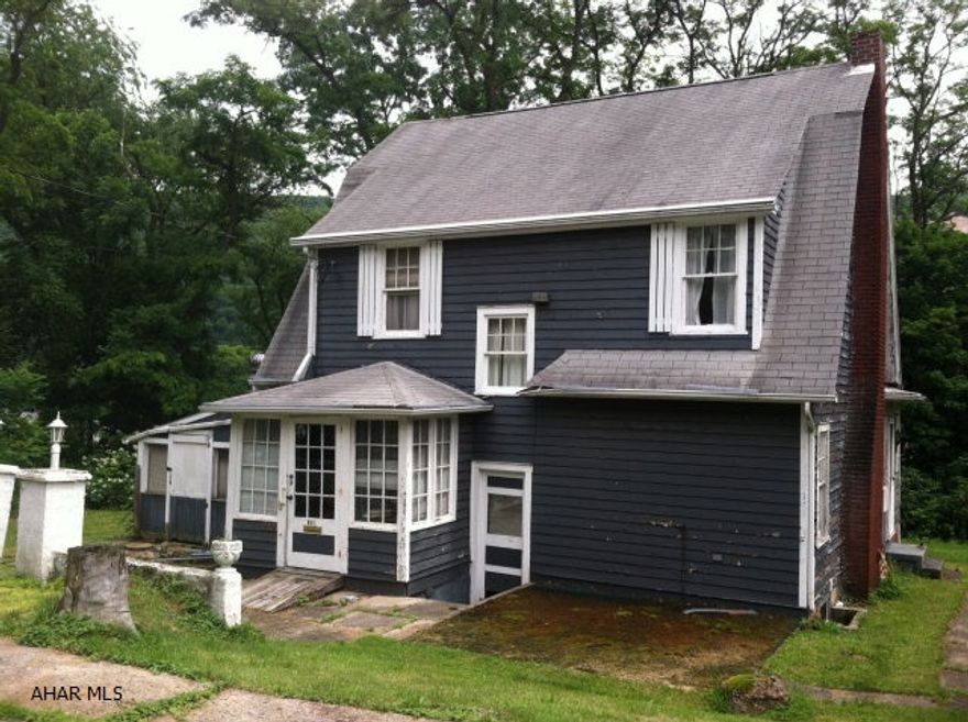 THIS HOME IN NEED OF TLC SITS UP ON THE DESIRABLE AREA OF TYRONE REFERRED TO AS HILLCREST. THERE IS JUST OVER AN ACRE OF GROUND INCLUDED IN THE SALE, AND THIS HOME REALLY COULD BE FANTASTIC FOR THE RIGHT BUYER! FEATURES A ONE-CAR GARAGE AND A WOODED LOT! THE SELLERS ARE EXTREMELY MOTIVATED, SO BRING YOUR OFFER TODAY!