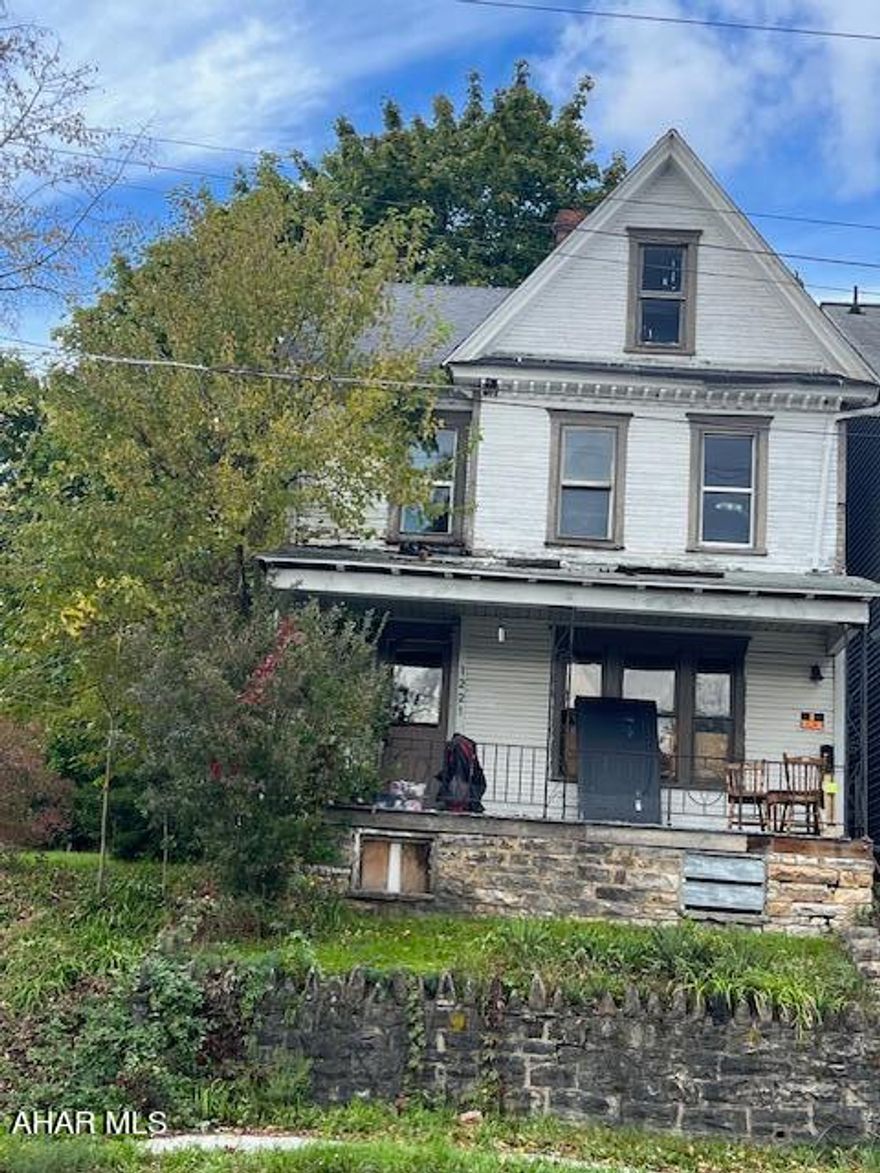 THIS SINGLE FAMILY HOME IS VACANT AND IN NEED OF REPAIRS, IT IS BEING SOLD AS IS. SELLER WILL MAKE NO REPAIRS. BUYER TO VERIFY TAXES AND SQUARE FOOTAGE.