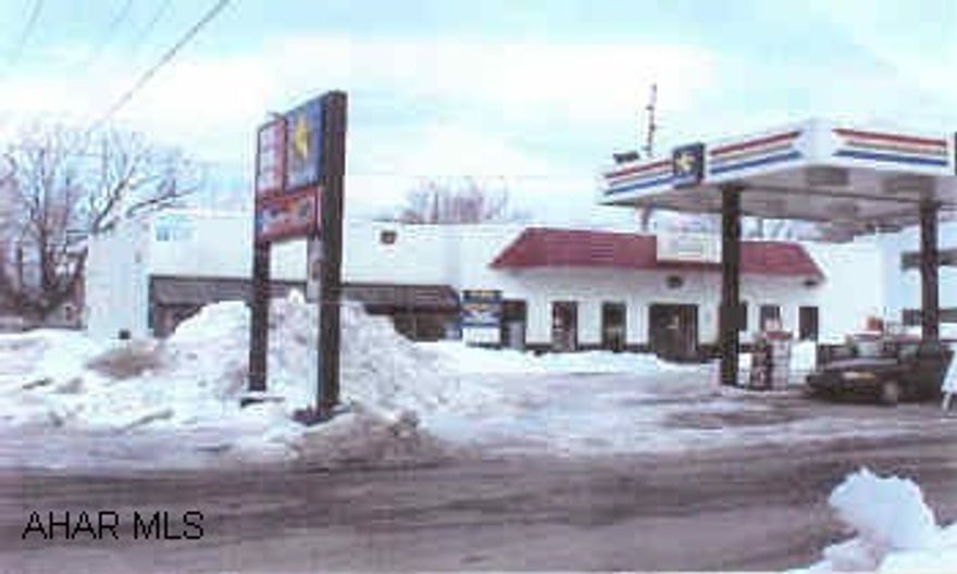 Former Convenience Store with gas pumps optional.Potential for Retail, Offices, Service Former Convenience Store with gas pumps optional.Potential for Retail, Offices, Service