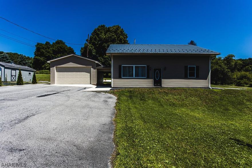 Wonderful 2 bedroom 1.5 bath in a great location. Driveway with a garage. Beautiful views.