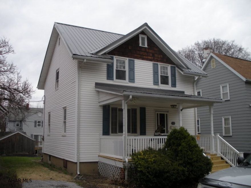 Great Toy Town area! 3 bedrooms, newly renovated interior, fresh paint, new carpet, ceramic tile floor, new Hickory cabinets, Granite countertops, ceiling fans, and new metal roof.  Exterior is vinyl with new front porch, on a 40X90 lot.  Ready to move in-just bring your belongings!