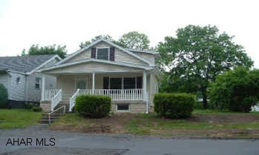 EAST END COMPLETELY REMODELED WITH ALL NEW EXTERIOR, NEW KIT., NEW BATH, NEW CARPET, PAINT, MECHANICS. GREAT LOCATION ON HUGE LOT, GREAT CURB APPEAL! CALL BOB MILLER. EAST END COMPLETELY REMODELED WITH ALL NEW EXTERIOR, NEW KITCHEN, NEW BATH, NEW CARPET, PAINT, MECHANICS. GREAT LOCATION ON HUGE LOT. GREAT CURB APPEAL! CALL BOB MILLER.