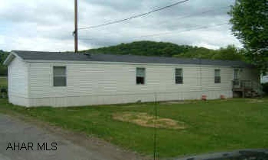 1998 Skyline Singlewide Mobile home on rented lot. 14' x 66' . Home has eat-in kitchen, living room, 3 bedrooms and 1 full bath, central air. Lot rent $225/mo. includes wate, sewer, trash.   1998 Skyline Singlewide 14' x 66'. on rented lot.. Lot rent $225/mo  includes water/sewer/trash. Home has eat-in kitchen, living room, 3 bedrooms, 1 full bath and central air.   In good condition.