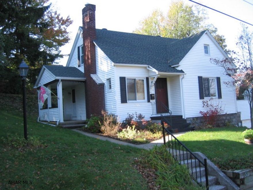Immaculate vinyl sided home on a quiet street in the Borough. Vinyl windows, hardwood floors, large oversized garage. This house is move in ready!