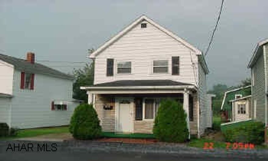 Great Starter Home, 2 BR. 1 1/2 BA. new drywall & carpet, Picture window in Dining room, large kitchen, nice back yard.  Move in condition Great Starter home, 2 BR, 1 1/2 BA., New drywall, &  carpet, Picture window in Dining room, large kitchen, nice back uard.  Move in condition