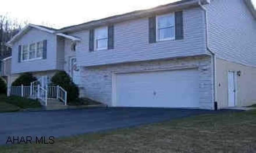 BILEVEL ON SPACIOUS LOT. BUILT IN 1996 BY McCLOSKEY BUILDERS.  SPACIOUS BILEVEL.  BEAUTIFULLY MAINTAINED HOME, 3 BR, 2.5 BATHS, FINISHED FAMILY ROOM, GREAT DECK OUT BACK. CENTRAL AIR.