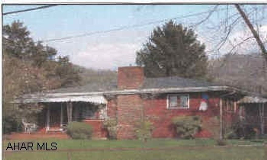 Excellent 1 story home, large fenced yard, 2 car detached garage. Must See! 2 or 3 BR, 1 Story home in excellent condition. Large flat fenced yard. Great looking property!