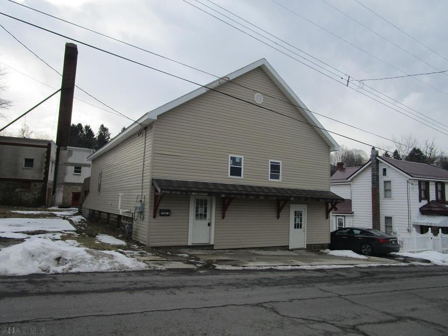 5 bedrooms, 2-3/4 baths. Penn Cambria Schools