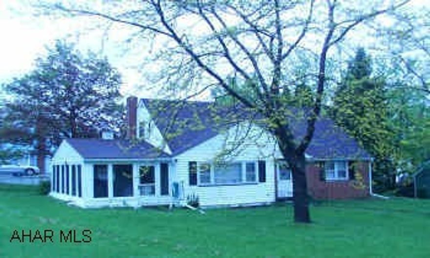 4 BEDROOM, 2 BATH, 1 CAR GARAGE NO SHOWINGS UNTIL 05/12/03.  CUTE BRICK AND VINYL NEAR CAMPUS.  ON VERY NICE 105X88, CORNER LOT.