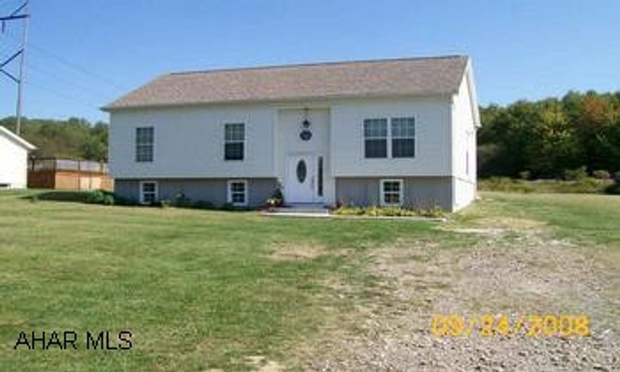 vinyl sided split entry home