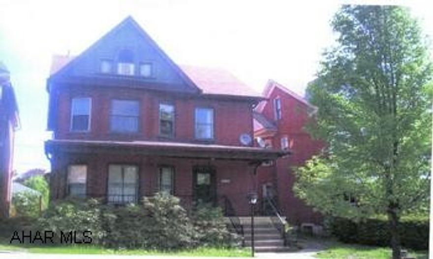 2 1/2 story brick home, nice kitchen, modern bath, newer roof. 2 1/2 story brick home, nice kitchen, modern bath, newer roof.