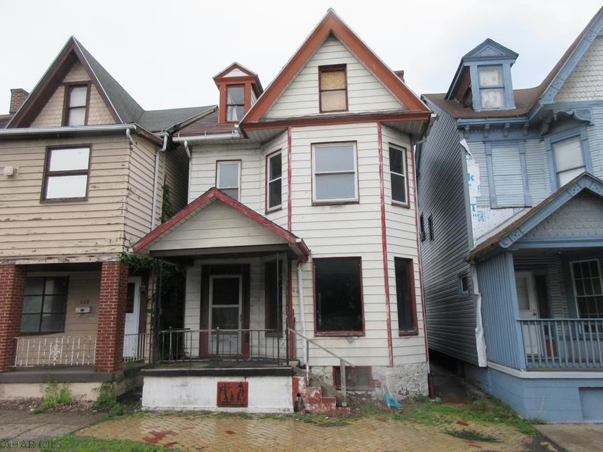 Attention investors - perfect rental property or/or handy-person special! Needs some updating, but some new carpeting, laminate flooring and fresh interior paint recently added. Large kitchen with pantry, formal living and dining room. Some thermo windows, 100 amp breakers, gas hot water heat, storage shed.