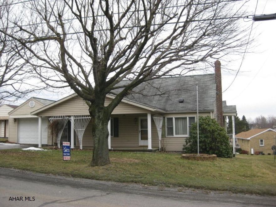 3 BED CAPE COD ON 3 LOTS