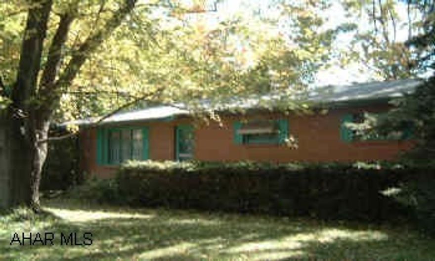 Spacious 4+bedroom,1.5 Bath Ranch / 3 private acres. Ahh Country!! Bellwood Schools- Spacious 4+Bedroom ranch-extremely private back yard-over 3 acres. Won't last, Bring offers!  No Showings until 10-18-04