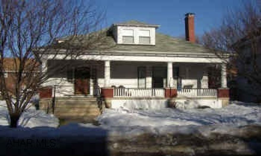 CONTINGENT UPON SELLER FINDING SUITABLE HOUSING.  BAKER SCHOOL.  NATURAL WOOD DOORS WITH STAIN GLASS WINDOW.  LOTS OF CHARM.  BAY WINDOWS. NEWER WINDOWS.  ENCLOSED BACK PORCH. WOOD AND STUCCO EXTERIOR.  DON'T MISS THIS ONE!  CALL KATHY SEYMORE 942-4660 OR 312-2528.