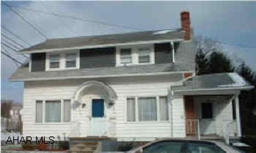 Very well maintained 2 story with large lot.  Nice carpeting, newer windows, firplace in living room.  Cute breakfast nook.  Fairview.