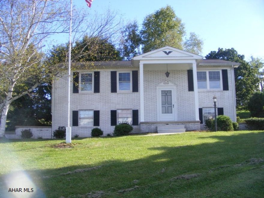 Nice Bi-Level on huge corner lot. Large eat-in kitchen, Rec Room in lower level w/ 1/2 bath. 2car integral, covered back deck. Entire house interior has just been painted. New carpeting in Living Room and hallway.