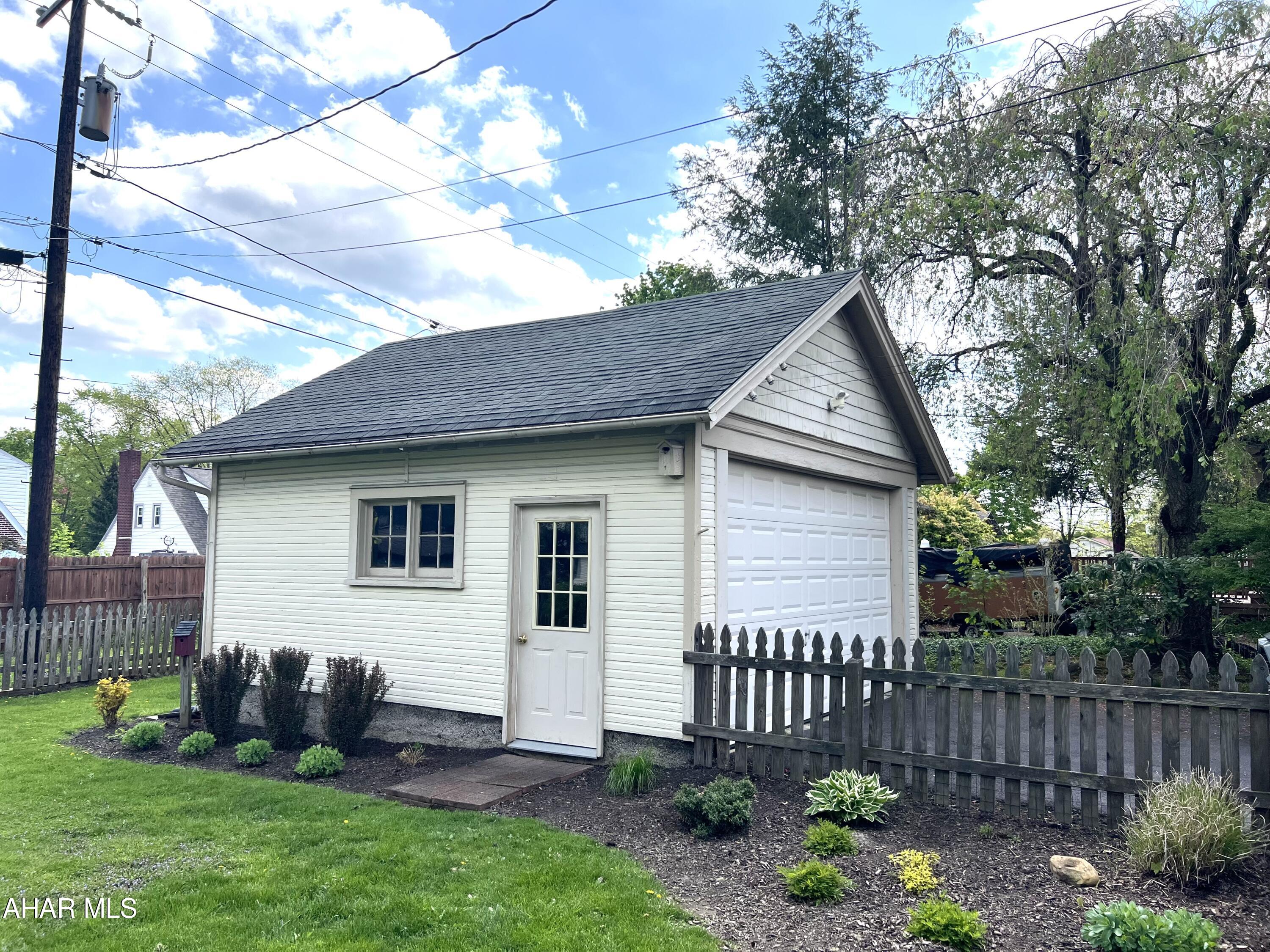 Baker Mansion - Residential