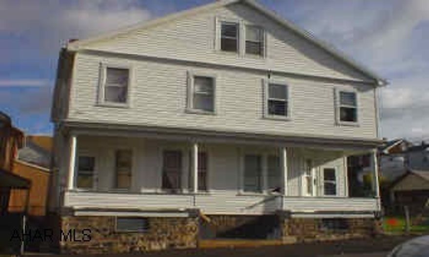 2 side by side units, seperate utilities, each side has 3 bedrooms. City of Altoona license. Great income producer!