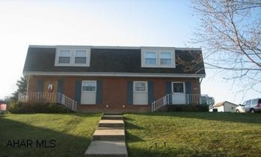 Immaculate Townhouse in Penn Farms. Master bedroom & bayh. electric bills average between $100.00 to $185.00.