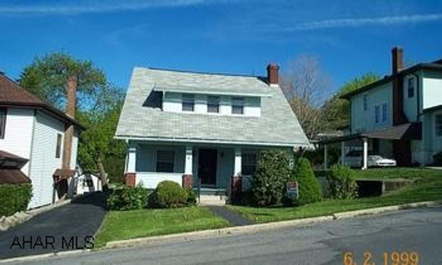 Possible 3rd Bedroom on 1st Floor-Freshly Painted Inside with new Berber Carpet-Neat & Clean-Move in Condition. Possible 3rd Bedroom on 1st Floor-Freshly Painted Inside with new Berber Carpet-Neat & Clean-Move in Condition.