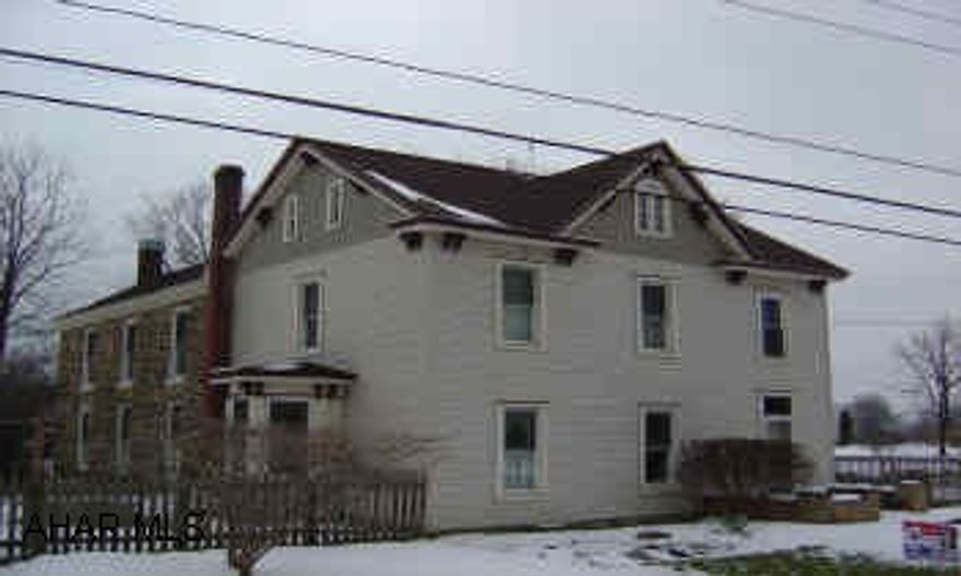 3 Story, 5 bedrooms, 3 baths. LR/FP. DR. Kitchen., Very spacious rooms, 3 stairways to 2nd floor. Lots of upgrades. New Roof, new windows, utilites$135.00 per mo. Historic home of john Blair would make a terrific bed and breakfast. Home is 218 yrs. old with a lot of history attached.