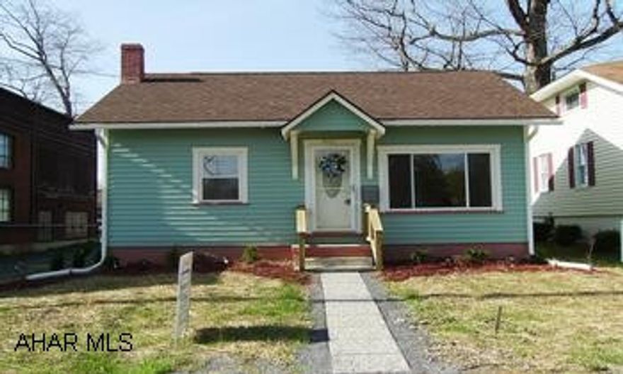 1 STORY COMPLETELY REDONE-TOP TO BOTTOM-OFF STREET PARKING-2ND FLOOR HAS BONUS ROOM. 1 STORY COMPLETELY REDONE-TOP TO BOTTOM-OFF STREET PARKING-2ND FLOOR HAS BONUS ROOM.