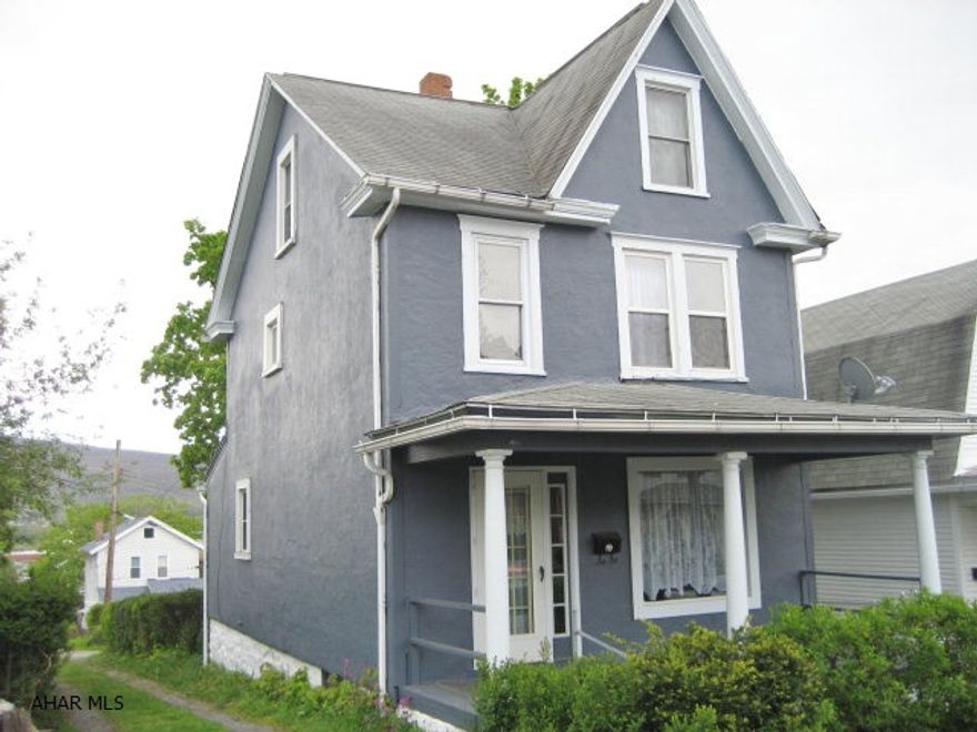 Nice 2 bedroom in a nice neighborhood. Freshly painted, central air. Great starter home or investment! Take a look today!